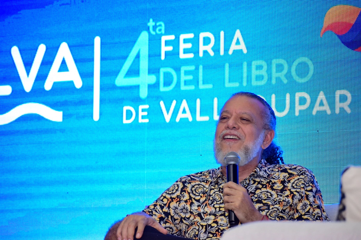 Alberto Linero durante el conversatorio sobre su libro Romperme fue solo un comienzo en la Feria del Libro de Valledupar 2026, en la Casa de la Cultura. Foto: Said Armenta.