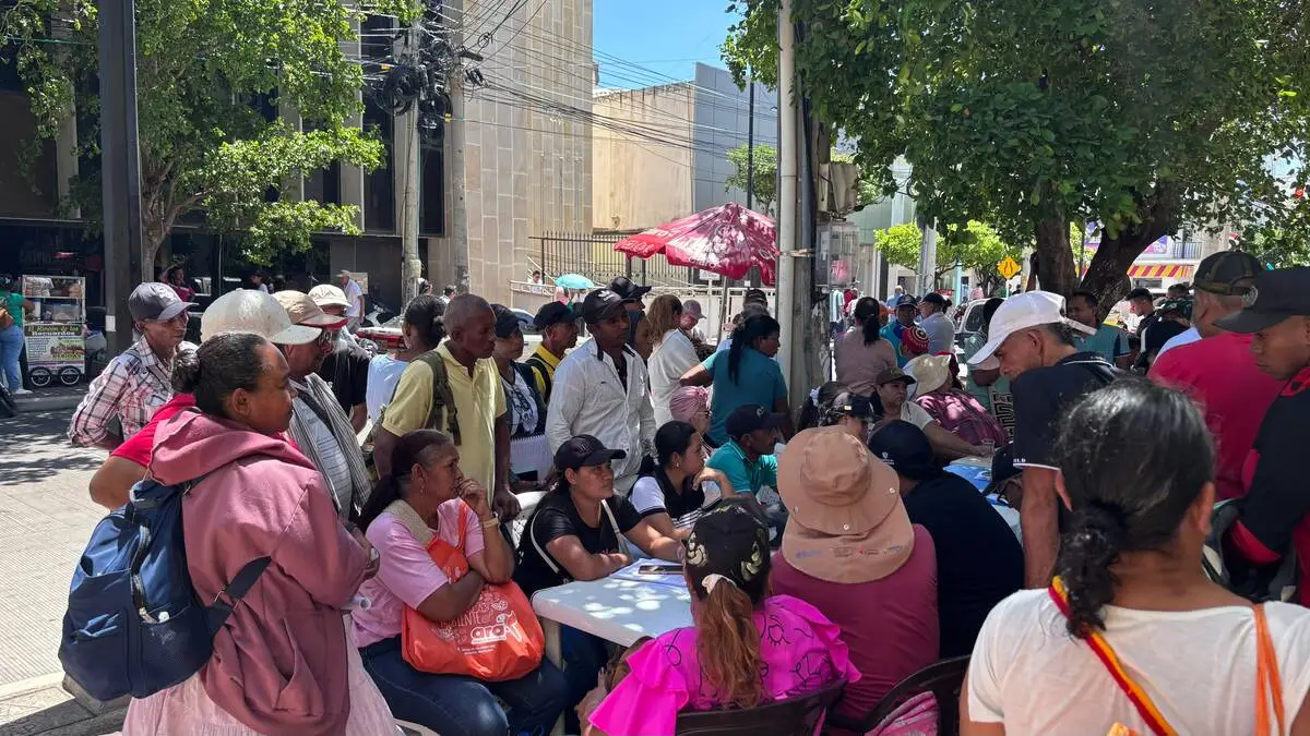 Campesinos y voceros de distintas asociaciones rurales del Cesar y Magdalena adelantan una mesa de concertación improvisada frente a la antigua Caja Agraria de Valledupar, donde definen el pliego de peticiones que será entregado a la Agencia Nacional de Tierras. Foto: EL PILÓN