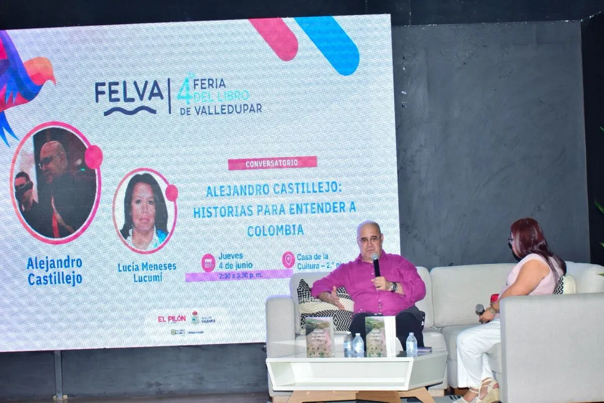 Conversatorio “Historias para entender a Colombia” en Felva 2026, con el antropólogo Alejandro Castillejo y la profesora Lucía Meneses Lucumí en el segundo piso de la Casa de la Cultura. Foto: Said Armenta.