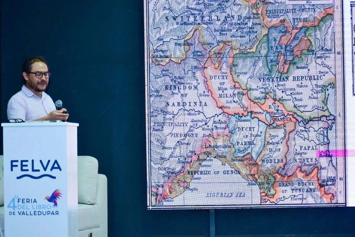 El geógrafo e historiador David Ramírez Palacios durante su ponencia sobre la vida y los mapas de Agustín Codazzi. Foto. Said Armenta.
