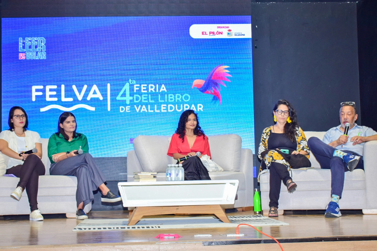 Participantes del conversatorio “Relatos y feminismos del Caribe” durante Felva 2026, en la Casa de la Cultura de Valledupar. Foto: Said Armenta.