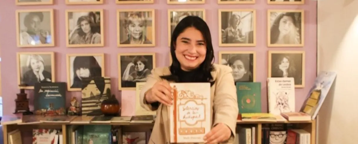 Dentro de la programación académica de la cuarta Feria del Libro de Valledupar (FELVA 2026), los asistentes tendrán la oportunidad de acercarse al mundo de la creación literaria con el taller “Escribir bien y mejor: taller de escritura creativa con Mafe Piñeres”, un espacio pensado para quienes quieren iniciar, fortalecer o darle forma a sus proyectos de escritura. El encuentro se realizará este jueves 4 de junio, de 8:30 a. m. a 10:30 a. m. en el Banco de la República, y estará enfocado en brindar herramientas para organizar ideas, desarrollar textos con sentido y encontrar una voz propia dentro de la escritura. La escritura como proceso creativo Durante la jornada, Mafe Piñeres guiará a los participantes mediante ejercicios prácticos de escritura creativa, literaria y autobiográfica, mostrando cómo una experiencia, un recuerdo o una idea pueden transformarse en una historia. El taller abordará los retos que enfrentan quienes comienzan a escribir: cómo iniciar un texto, cómo sostener una idea y cómo darle estructura a una narración para que conecte con los lectores. Mafe Piñeres, una voz dedicada a la palabra Cartagenera, comunicadora social y periodista, Mafe Piñeres encontró en la escritura una forma de expresión y un espacio para explorar las emociones. Además de su trabajo como escritora, se ha dedicado a la gestión literaria y a crear puentes entre los autores y sus públicos. En 2024 publicó su poemario “Silencios de la huésped”, una obra donde reúne poemas sobre sentimientos, búsquedas personales y aquellos espacios que intentan convertirse en hogar. La literatura como protagonista en FELVA 2026 Bajo el lema “Leer es Volar”, la Feria del Libro de Valledupar continúa consolidándose como un escenario de encuentro alrededor de la literatura, la cultura y la reflexión. Con talleres como este, FELVA 2026 busca que los lectores no solo se acerquen a los libros, sino que también descubran el poder de crear sus propias historias.