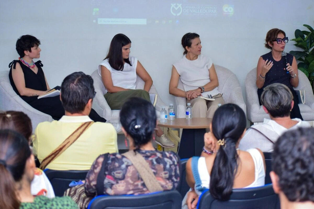 Asistentes llenaron el auditorio de la Cámara de Comercio durante el conversatorio sobre Un himno a la vida en el marco de la FELVA 2026. Foto: Said Armenta.