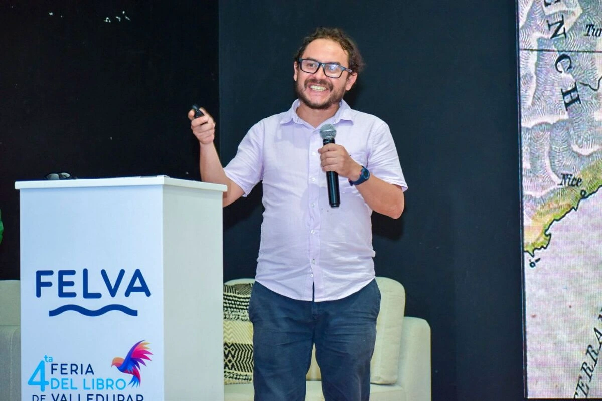 El geógrafo e historiador David Ramírez Palacios durante su ponencia sobre la vida y los mapas de Agustín Codazzi. Foto. Said Armenta.