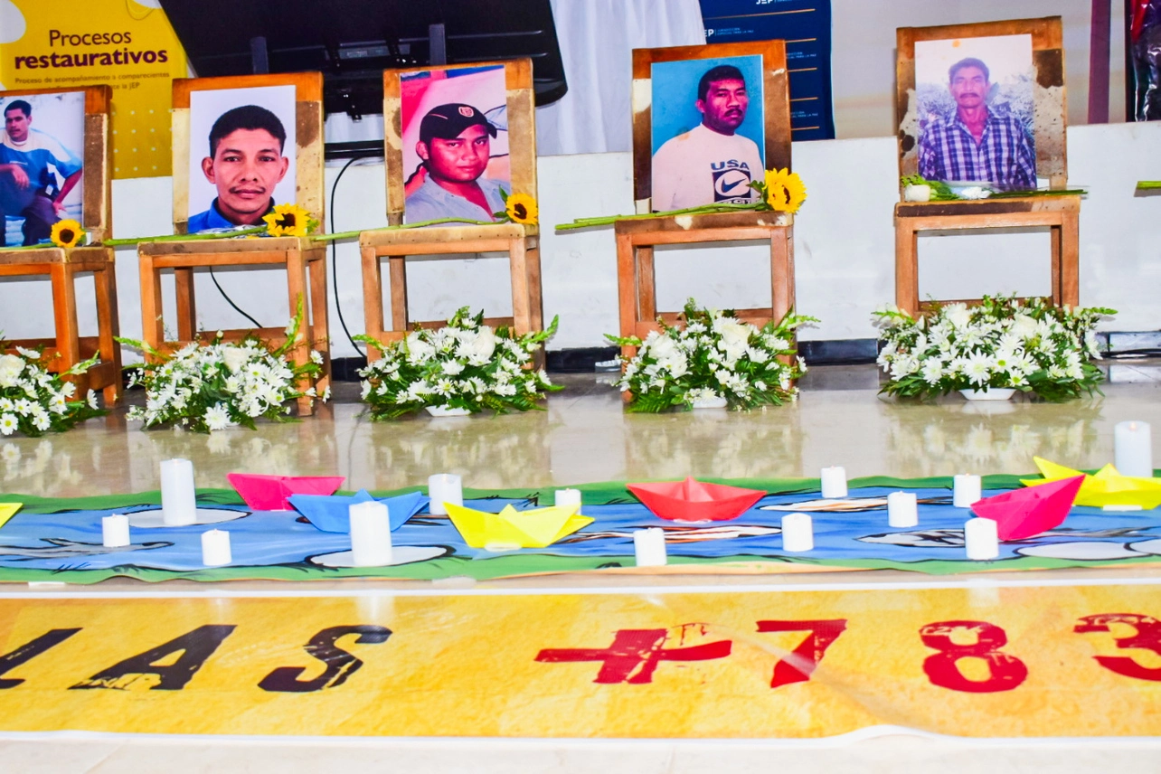 Familiares rinden homenaje a las 11 víctimas de ejecuciones extrajudiciales, elevando sus nombres, recuerdos y pertenencias en el acto conmemorativo para limpiar su buen nombre y dignificar sus vidas. Foto: Said Armenta.