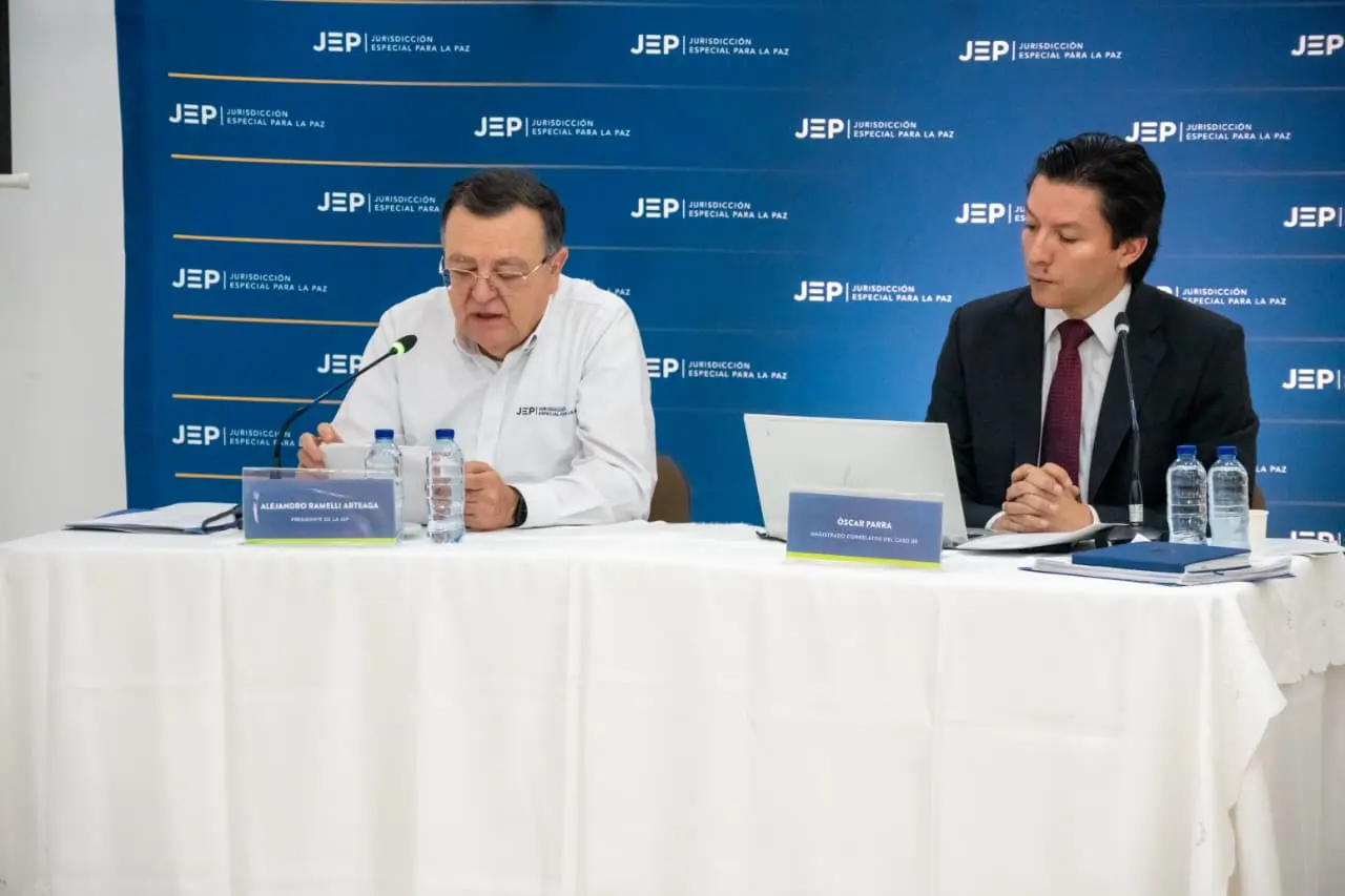 Lectura del auto de la JEP en Valledupar, donde se imputó a cinco exintegrantes del Bloque Caribe de las Farc-EP. Foto: JEP