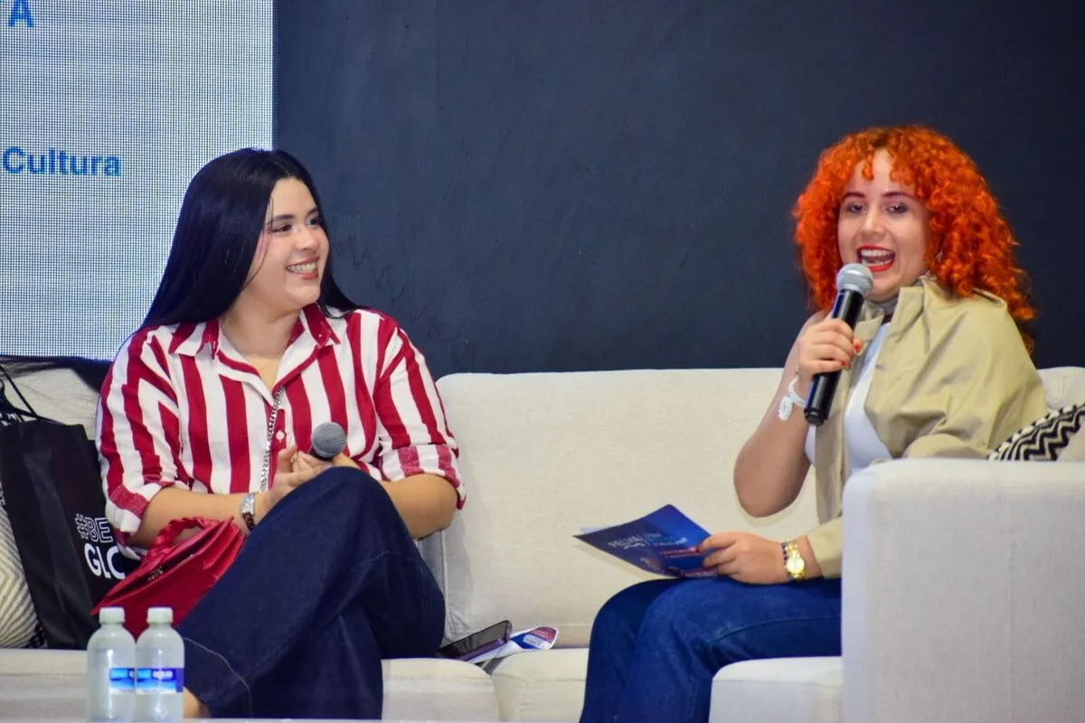 La escritora vallenata Karine Bernal Lobo durante el conversatorio sobre la saga Rey, donde compartió spoilers del cuarto libro y habló de su camino de Wattpad a autora superventas. Foto: Said Armenta.