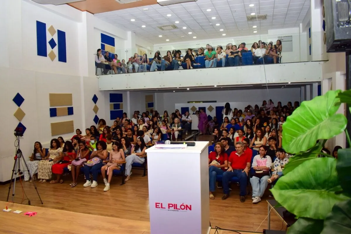 Público juvenil vallenato que llenó el auditorio y reaccionó con gritos, lágrimas y aplausos a las confesiones, spoilers y anécdotas de la autora de la saga Rey. Foto: Said Armenta.
