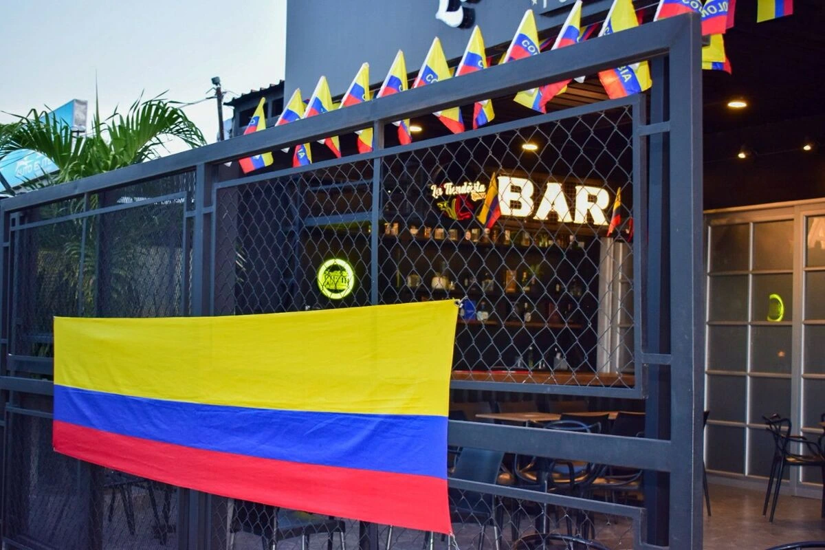 Bares y restaurantes preparados para la inauguración del mundial. Foto: Said Armenta.