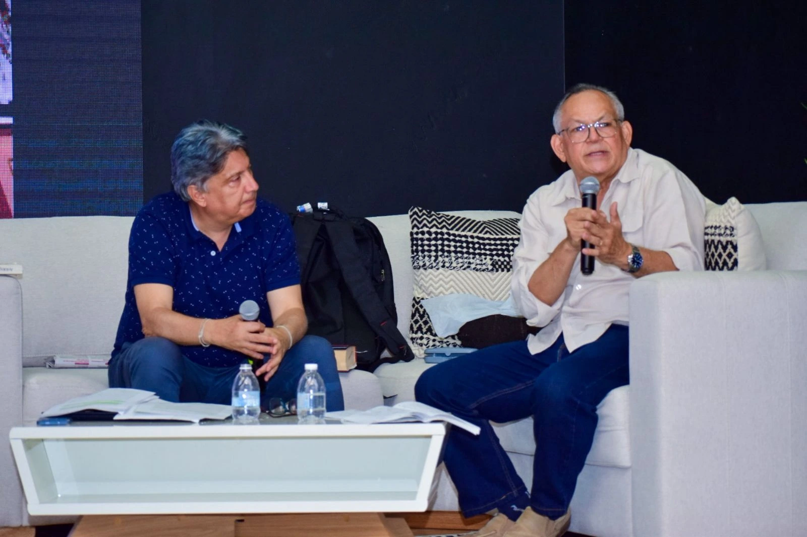 Ariel Castillo Mier y Gustavo Ramírez conversan sobre la vida, la obra y el legado de Álvaro Cepeda Samudio, en el marco del conversatorio “El escritor que sacudió el Caribe” de la IV Feria del Libro de Valledupar. Foto: Said Armenta.
