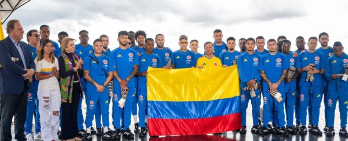 Jugadores de la Selección Colombia junto a Petro.