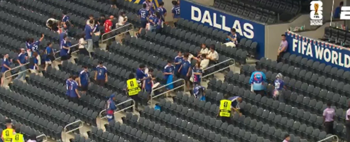 Hinchas japoneses recogiendo la basura del estadio de Dallas.