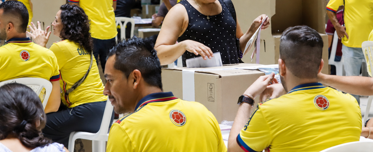 Jurados de votación con camiseta de la Selección Colombia.