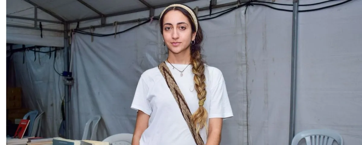 La escritora Tania Durán invitó a los jóvenes a disminuir el uso del celular y fortalecer su relación con la lectura. FOTO: Said Armenta