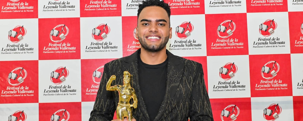 José Juan Camilo Guerra con el trofeo Cacique Upar que lo acredita como Rey Vallenato 2026. Foto: Fesvallenato.