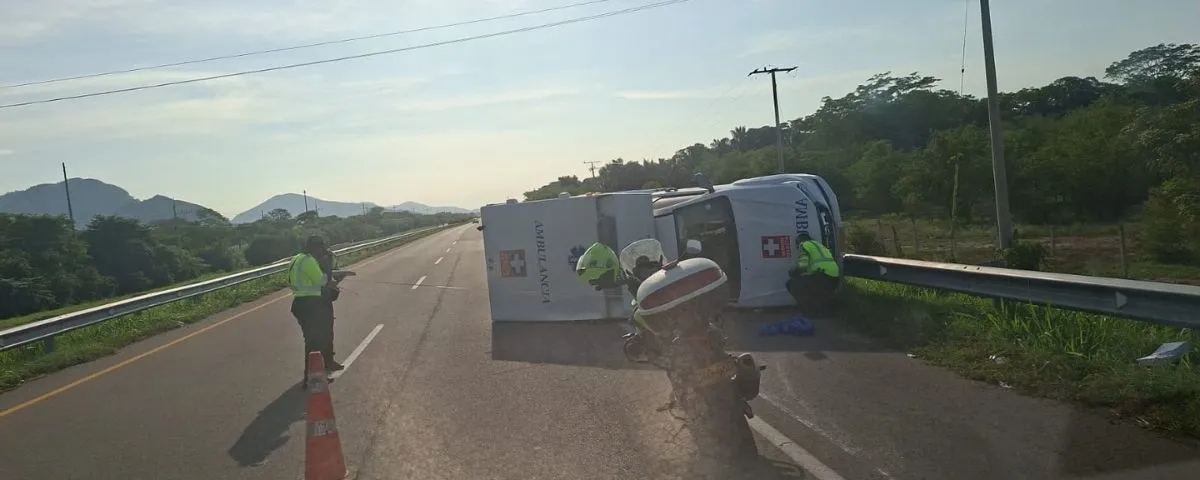 Ambulancia se volcó en plena vía del Cesar y sus ocupantes terminaron en una clínica de Valledupar 