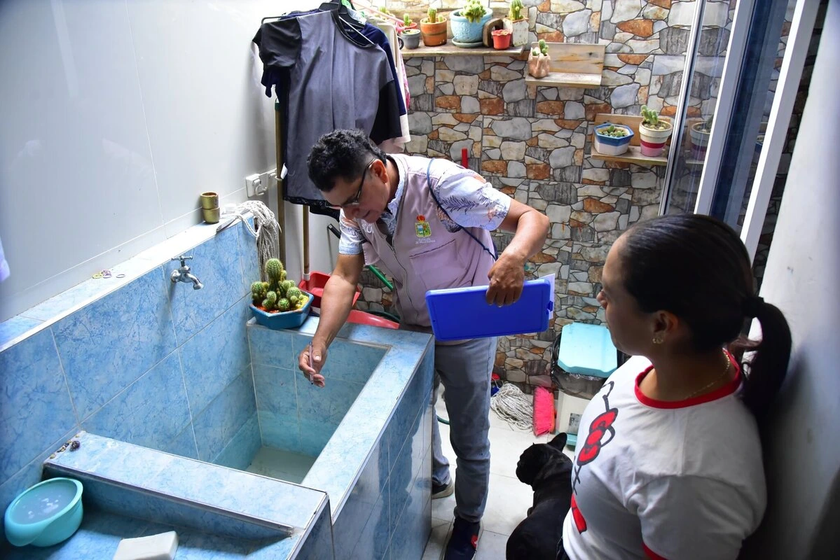 Jornadas contra el mosquito portador del dengue en El Edén por parte de la Secretaría de Salud de Valledupar. Foto: Secretaría de Salud de Valledupar.