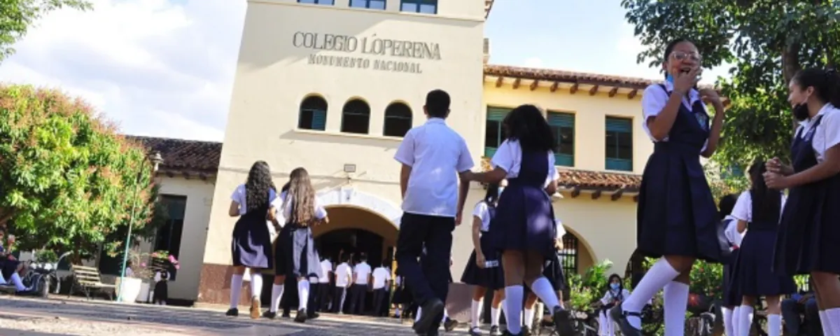 La educación y el futuro de la juventud son ejes centrales dentro de las once áreas prioritarias que plantea la nueva cartilla. En la imagen, estudiantes al ingreso de su jornada escolar.