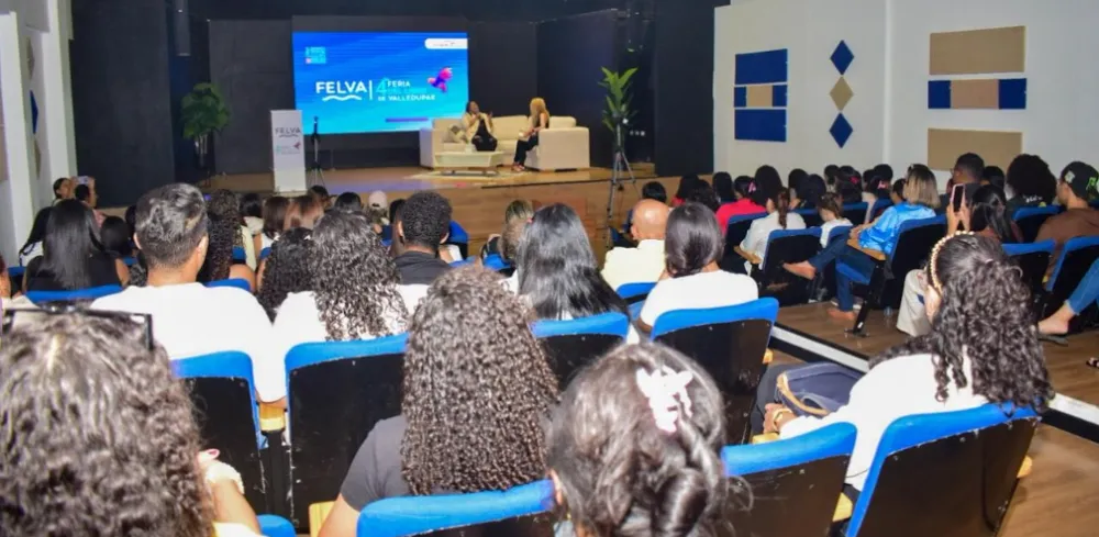 El segundo piso de la Casa de la Cultura tuvo una asistencia con espacio lleno en el conversatorio de la escritora Eva Muñoz. FOTO: Said Armenta