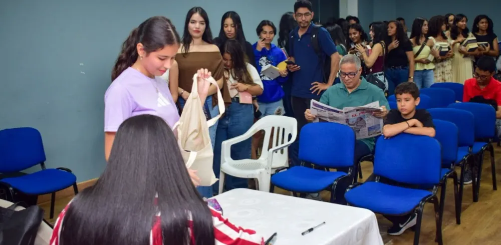 Largas filas de los asistentes para autografiar sus libros. FOTO: Said Armenta
