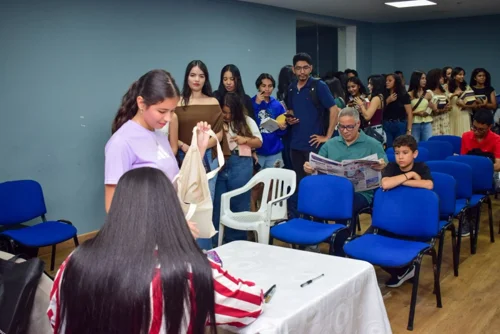 El auditorio principal de la Casa de la Cultura, una de las postales que se repitió durante las cuatro jornadas de FELVA. Lo que muchos consideraban un evento para nichos académicos se transformó en un movimiento ciudadano sin precedentes. FOTO: Said Armenta / EL PILÓN.
