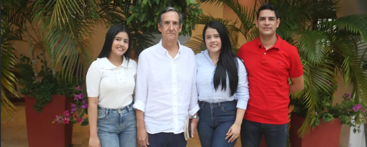 Mariana Tafur (izq) junto al rector Adolfo Meisel y sus padres.