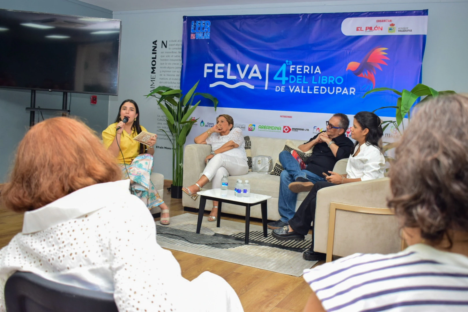Mary Daza, Mafe Piñeres y Luis Barros Pavajeau conversan en FELVA 2026 sobre cómo la literatura caribeña transforma la violencia, la memoria y las emociones en historias. Foto: Said Armenta.