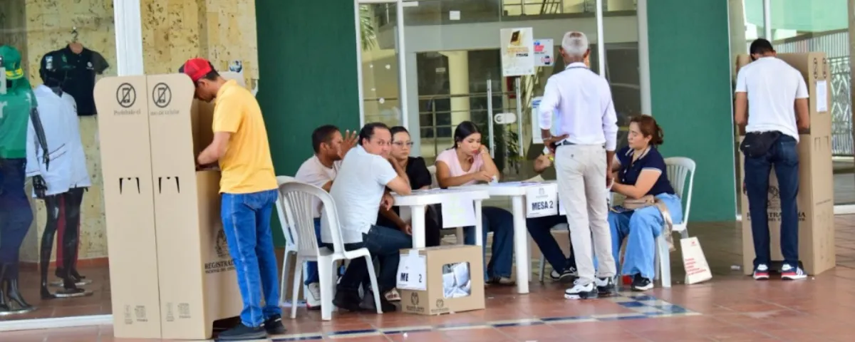 Personas ejerciendo su derecho al voto en una mesa con jurados de votación y testigos electorales. FOTO: Said Armenta / EL PILÓN