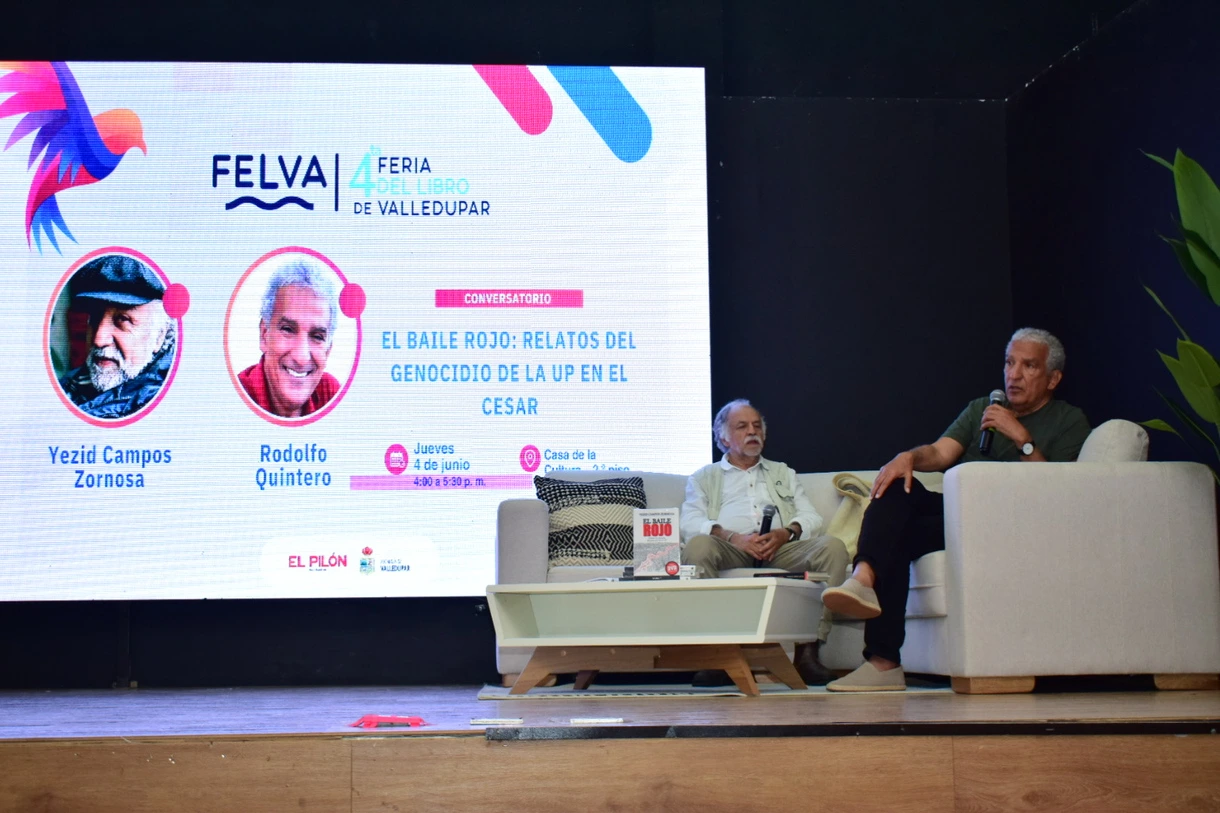 Campos Zornosa y Rodolfo Quintero dialogaron en FELVA 2026 sobre el documental y el libro El baile rojo, ante un auditorio que escucha testimonios de víctimas y reflexiones sobre el genocidio de la Unión Patriótica en el Cesar. Foto: Said Armenta.