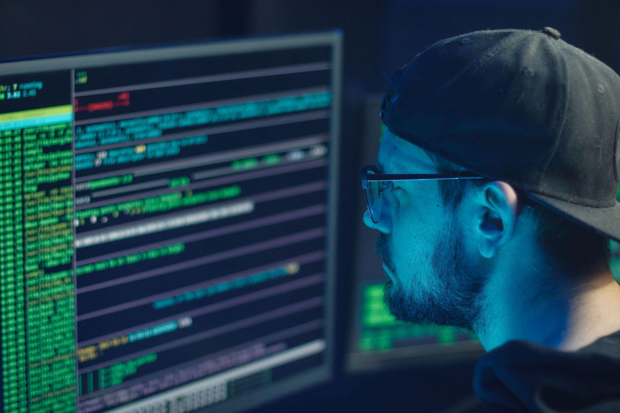Persona usando internet de forma segura desde un dispositivo digital. Foto: Pexels.