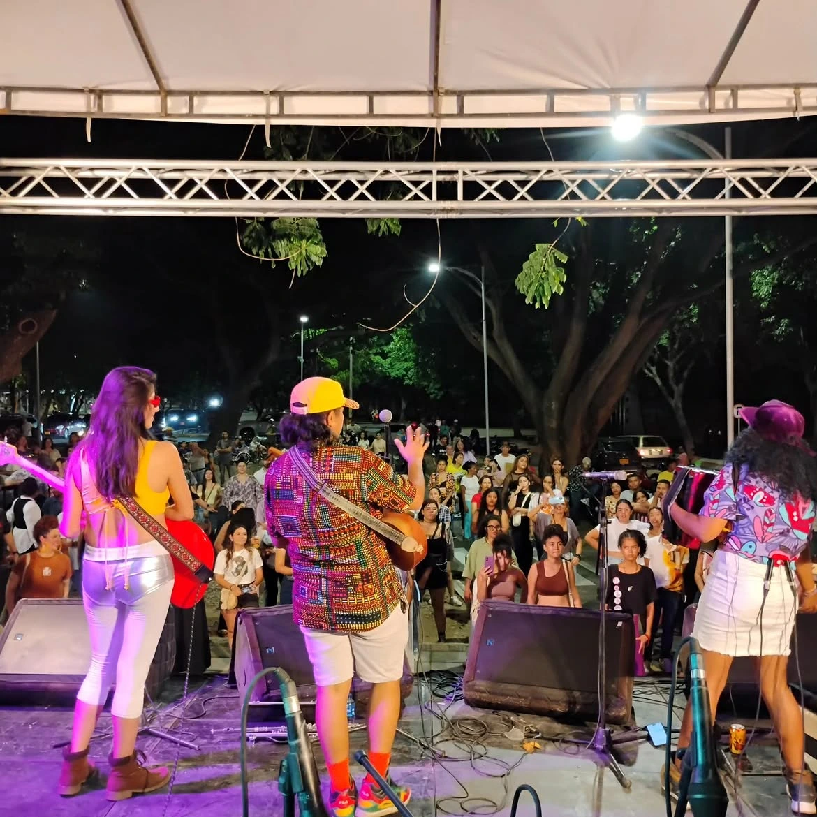 Escenario principal del Parrandatorio, con tarima encendida, público diverso y un ambiente íntimo y festivo que convirtió el centro histórico en una gran casa cultural abierta para todes. Foto: Corporación Muca.