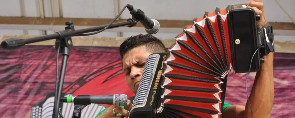 Acordeonero interpreta uno de los cuatro aires del vallenato en el Festival de la Leyenda Vallenata.