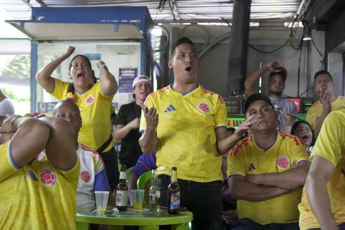 Hinchas vallenatos llenan bares de Valledupar para ver el partido de la Selección Colombia durante el Mundial. Foto: Fabián Pinillos.