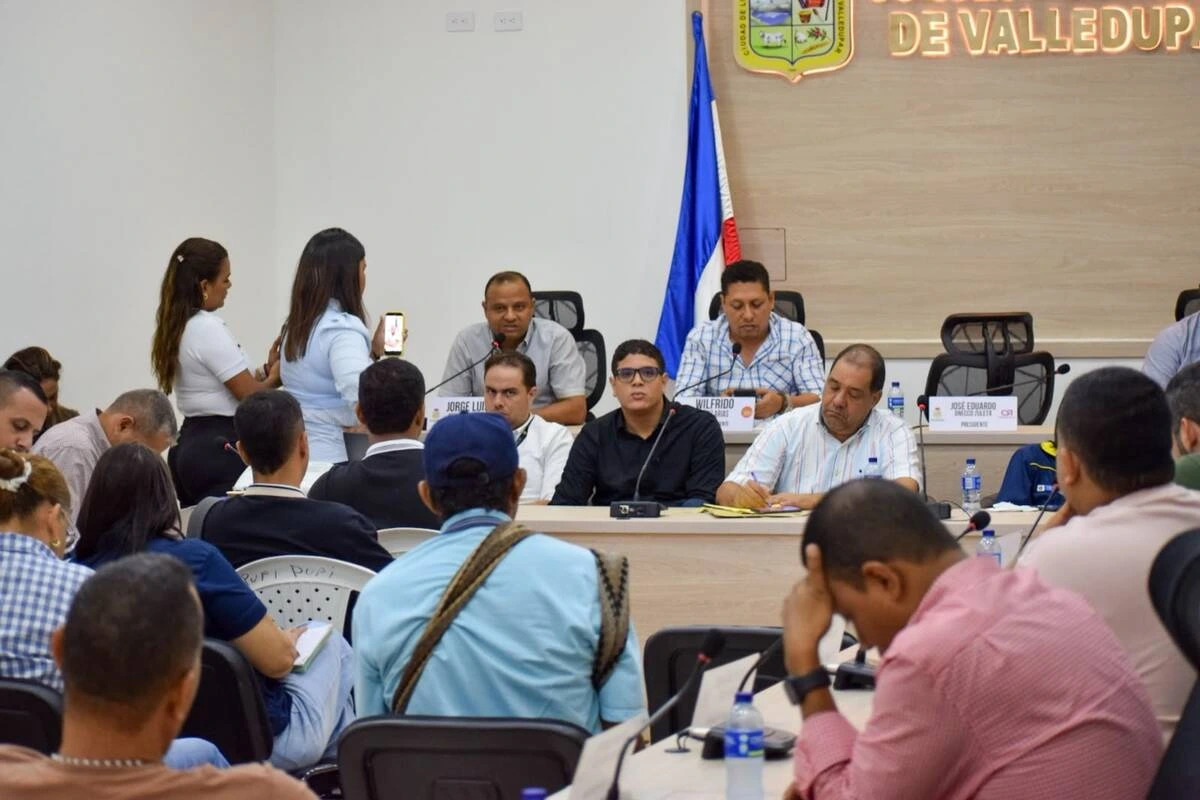 En la sesión del Concejo Municipal de Valledupar, concejales y representantes de la administración debatieron el proyecto de decreto que ordena el cierre temporal del balneario Hurtado. Foto: Said Armenta.