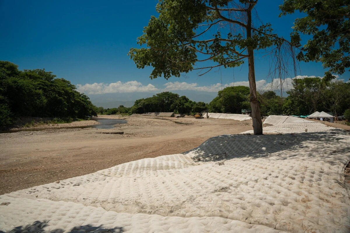 Sistema mixto de protección en la margen derecha del río Guatapurí, con bolsacretos en la base, muros de gaviones y recubrimiento en flexocreto, diseñado para frenar la erosión y reducir el riesgo de inundaciones en barrios ribereños de Valledupar. Foto: Gobernación del Cesar