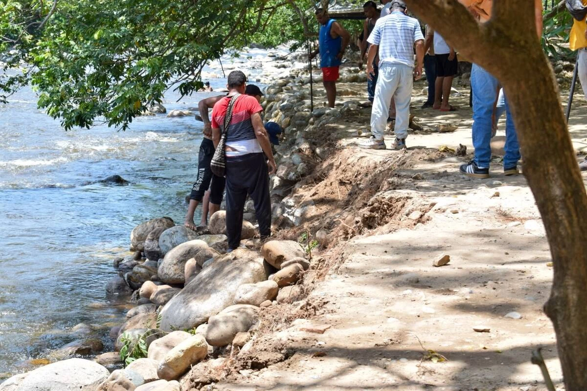 Comerciantes del balneario Hurtado desmontan a mano las terrazas y murallas levantadas sobre el cauce del río Guatapurí. Foto: Said Armenta.