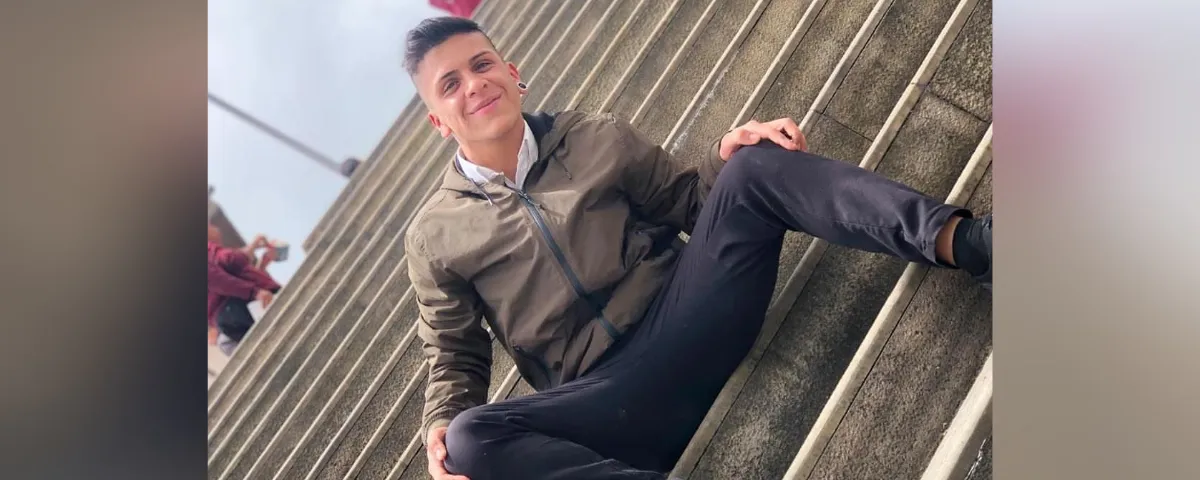 Condenan a la Policía por muerte de Dilan Cruz en medio de las protestas del paro nacional de 2019 Este fallo histórico define los límites de la fuerza pública frente al derecho ciudadano a la manifestación pacífica. REDACCIÓN En un fallo histórico, el Tribunal Administrativo de Cundinamarca condenó a la Policía Nacional por la muerte de Dilan Cruz, el estudiante de 18 años que se convirtió en el símbolo de las protestas del paro nacional de 2019 tras recibir un disparo en la cabeza por parte del antiguo ESMAD en Bogotá. La decisión del magistrado Juan Carlos Garzón Martínez califica el hecho como una "grave violación a los derechos humanos" y determina que la institución incurrió en una falla en el servicio. Según el tribunal, la Policía cometió el grave error de catalogar la munición utilizada como un arma “menos letal”, omitiendo capacitar y advertir a sus uniformados sobre el verdadero potencial mortal que tenía ese proyectil al ser accionado contra los manifestantes; un dictamen que tumba los argumentos que pretendían culpar al joven y obliga a la institución a pedir perdón públicamente. Los límites de la fuerza y el derecho a marchar El fallo advierte que la falta de claridad de la Policía impidió que el uniformado en el terreno midiera la gravedad de sus actos, ignorando principios básicos como la necesidad y la proporcionalidad en el uso de la fuerza. Los magistrados enfatizaron que, según las pruebas, la marcha no registraba un escenario de violencia extrema que justificara disparar un proyectil potencialmente mortal. Por otra parte, la sentencia tumbó la posición de la Policía de culpar al propio estudiante por su trágico desenlace. El Tribunal aclaró que el hecho de que Dilan Cruz hubiera devuelto algunos gases lacrimógenos en medio de los disturbios no justificaba el uso de un arma letal en su contra ni disminuía la responsabilidad de la institución. Al dejar en claro que se trató de una grave violación a los derechos humanos, los magistrados ordenaron aumentar significativamente el valor de las indemnizaciones que el Estado deberá pagarle a la familia de la víctima, superando por mucho los montos económicos habituales en este tipo de demandas. Reparación integral y perdón público Como medida central de reparación integral consagrada en la sentencia, el comandante de la Policía Nacional deberá presidir, en representación de todo el cuerpo policial, un acto público de reconocimiento de responsabilidad donde se ofrecerán disculpas oficiales a los familiares de Dilan Cruz. Pie de foto: El Tribunal Administrativo de Cundinamarca determinó que la Policía Nacional incurrió en una falla en el servicio al no capacitar adecuadamente a sus agentes sobre el potencial mortal de sus municiones.