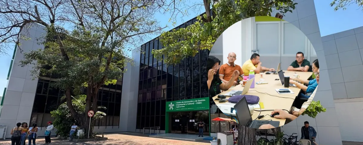 Estudiante consulta SENA Sofía Plus en su computador para inscribirse en English Does Work