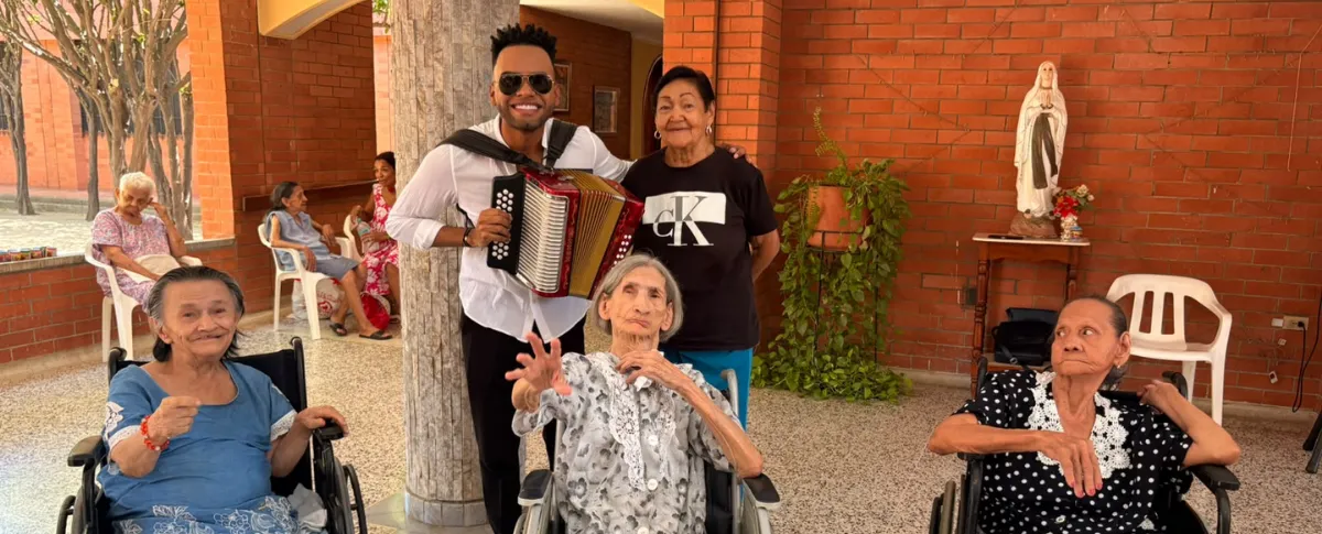 El Rey Vallenato, José Juan Camilo Guerra ‘El Morocho’, visitó la Casa del Abuelo en Valledupar.