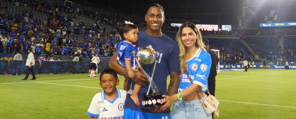 Willer Ditta celebró el título con su familia.