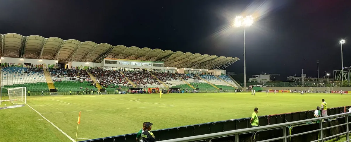 El estadio Armando Maestre estrenó sus luminarias renovadas.