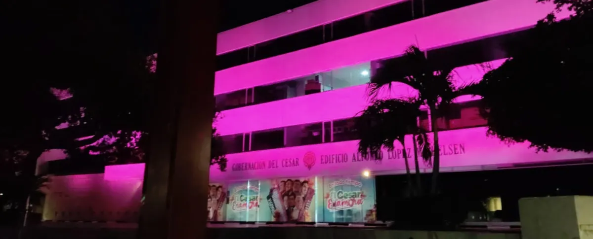 Como parte de la conmemoración del Día Mundial contra la Trata de Personas, la Gobernación del Cesar iluminó el edificio Alfonso López Michelsen como acto simbólico de rechazo frente a este delito. Foto: Gobernación del Cesar.