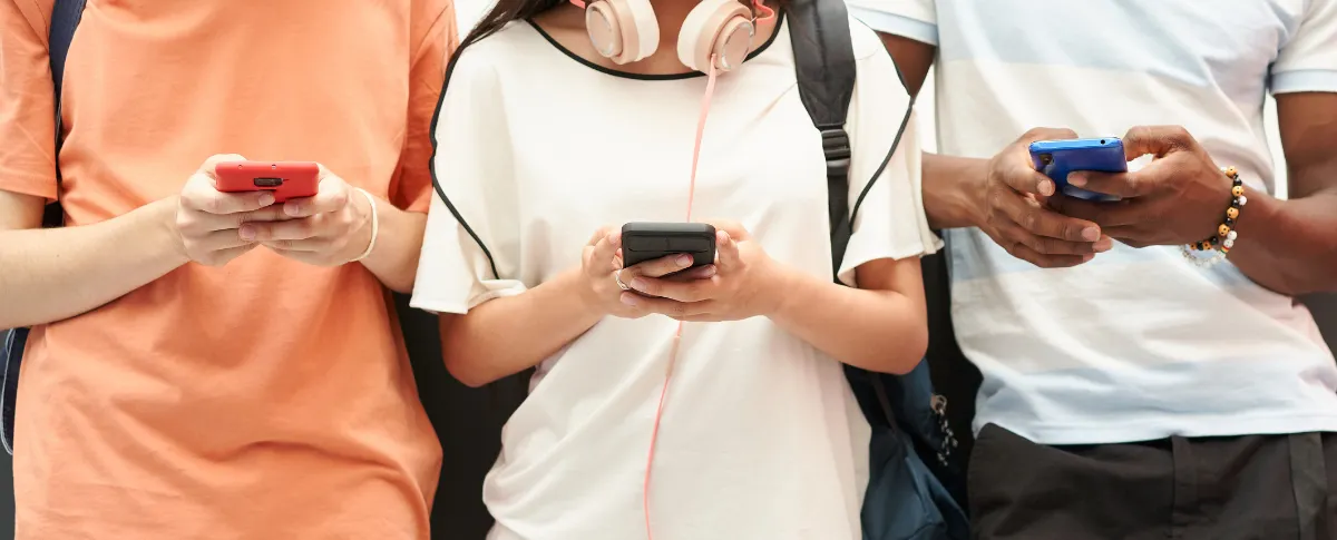 El debate sobre la restricción del uso de teléfonos celulares en los colegios tomó fuerza en Colombia.
