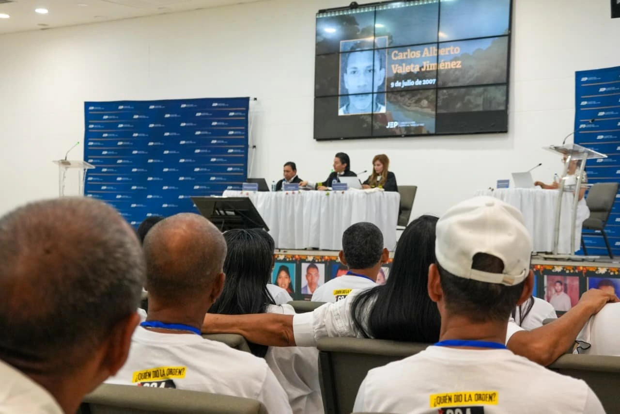 Comparecientes del Gaula Cesar escuchan los testimonios de las víctimas en la audiencia del Subcaso Costa Caribe II, donde la JEP analiza asesinatos y desapariciones forzadas presentados como bajas en combate. Foto: JEP.