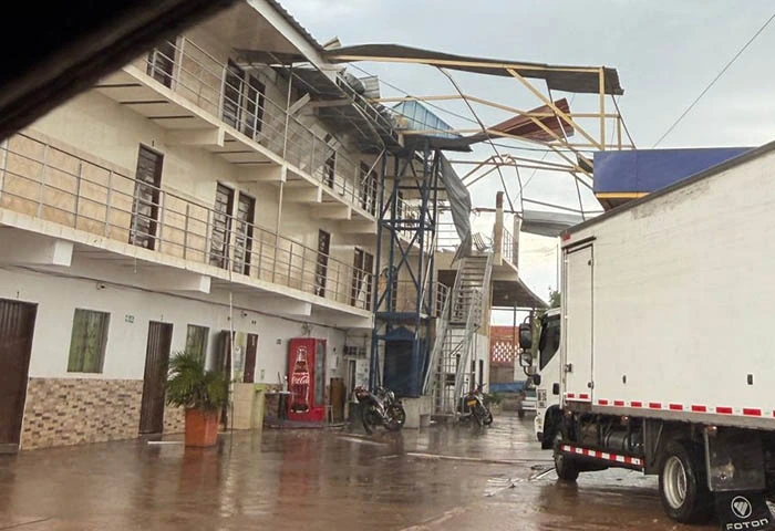 Viviendas destechadas, muros colapsados y postes derribados dejaron a decenas de familias de La Loma de Calenturas con sus pertenencias a la intemperie tras el fuerte vendaval registrado en El Paso, Cesar. Fuente: X