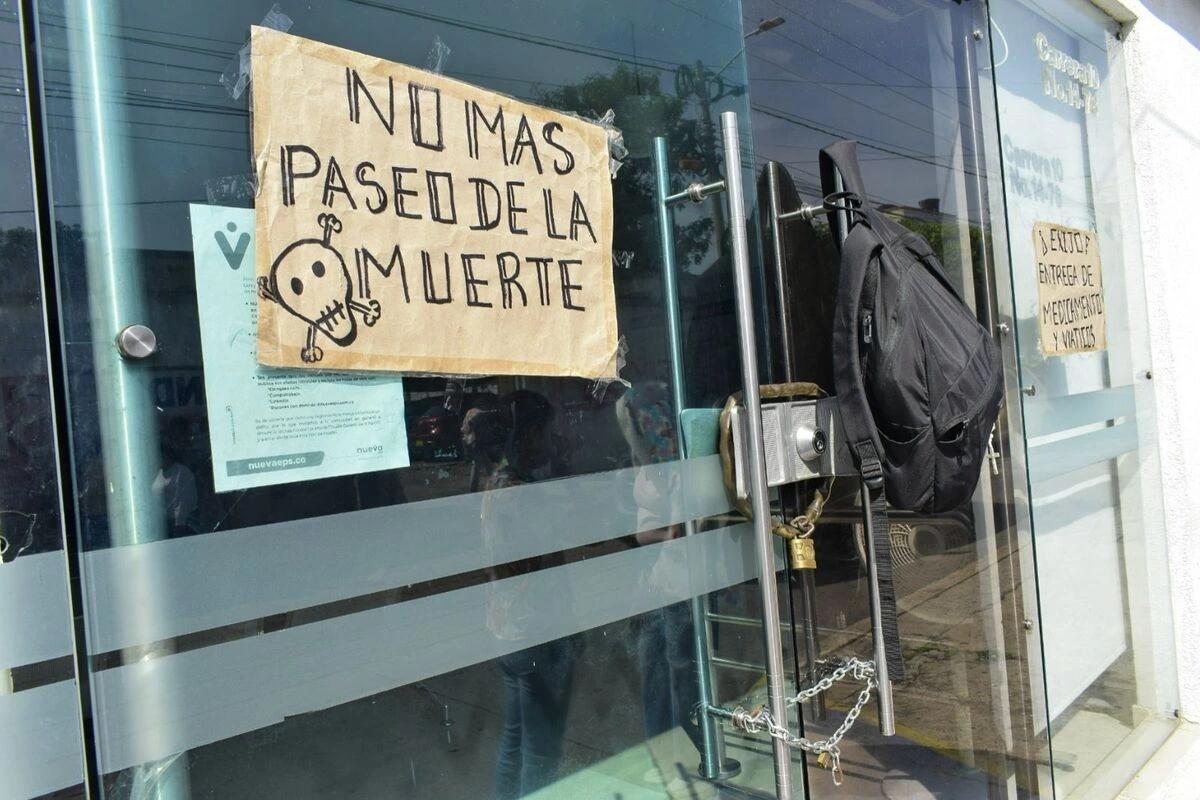 Usuarios del Cesar buscando acceder a medicamentos y tratamientos que no consiguen en la red de dispensación habitual por las deudas de las EPS. Foto: Archivo.