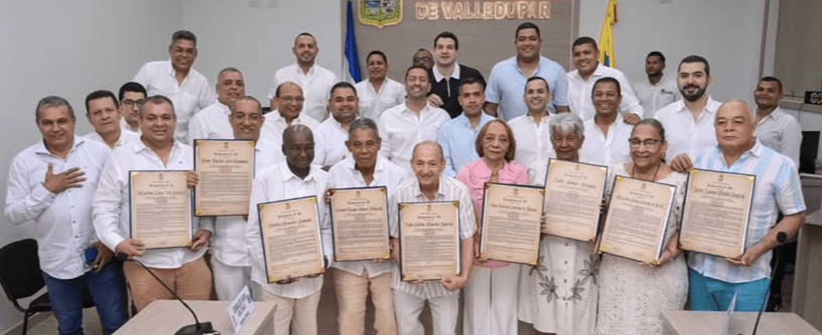 Entrega de Notas de Estilo a representantes del sector educativo durante un homenaje realizado por el Concejo de Valledupar.