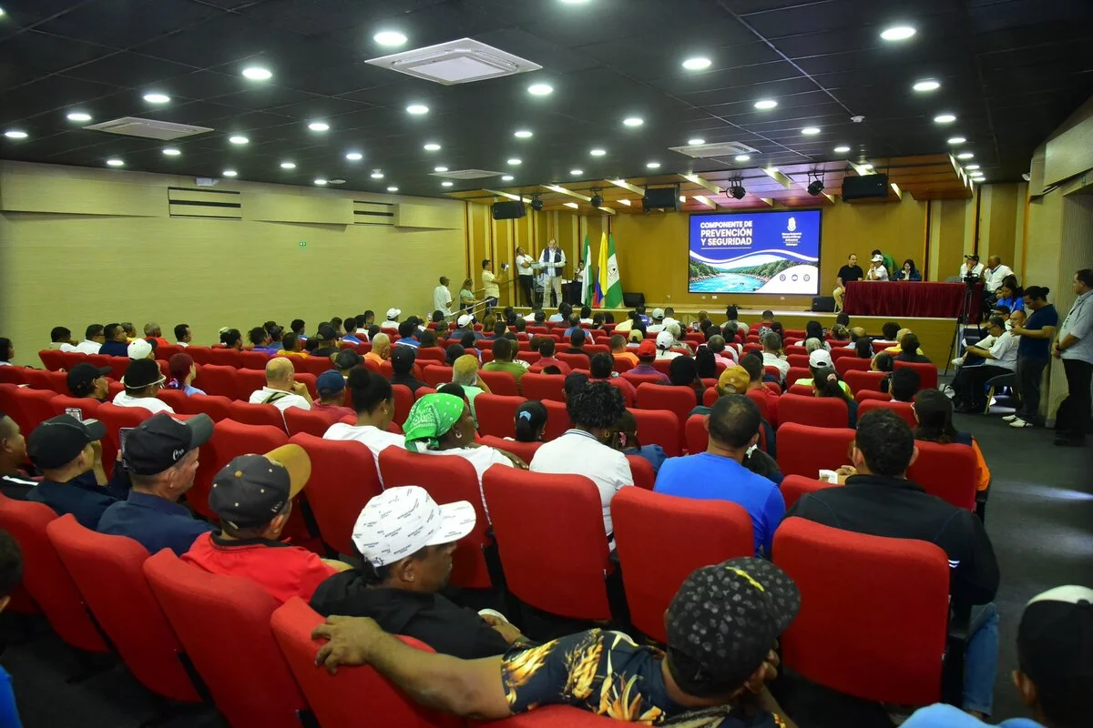 Alcaldía de Valledupar y comerciantes del balneario Hurtado durante la socialización del decreto para recuperar la ronda hídrica del río Guatapurí. Foto: Alcaldía de Valledupar.