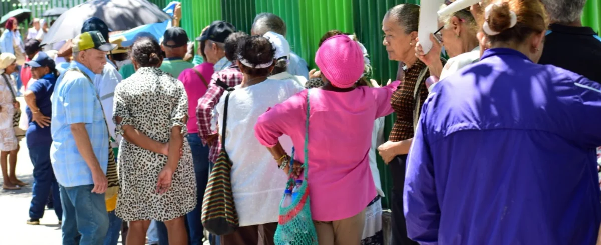 Fila para reclamar subsidio de Colombia Mayor.