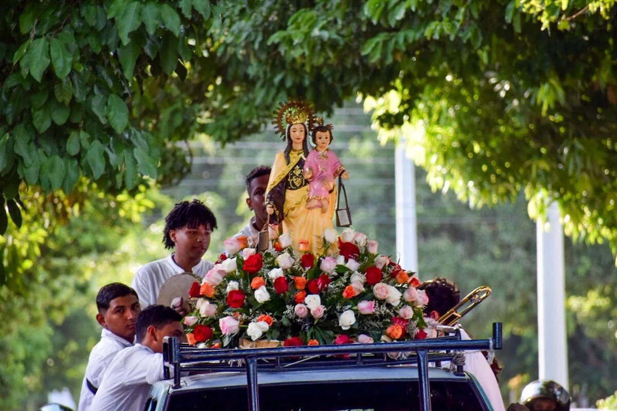 La imagen pequeña de la Virgen del Carmen recorre las calles del barrio El Carmen hasta la terminal de Valledupar, acompañada por choferes y feligreses que le agradecen los favores recibidos. Foto: Said Armenta.